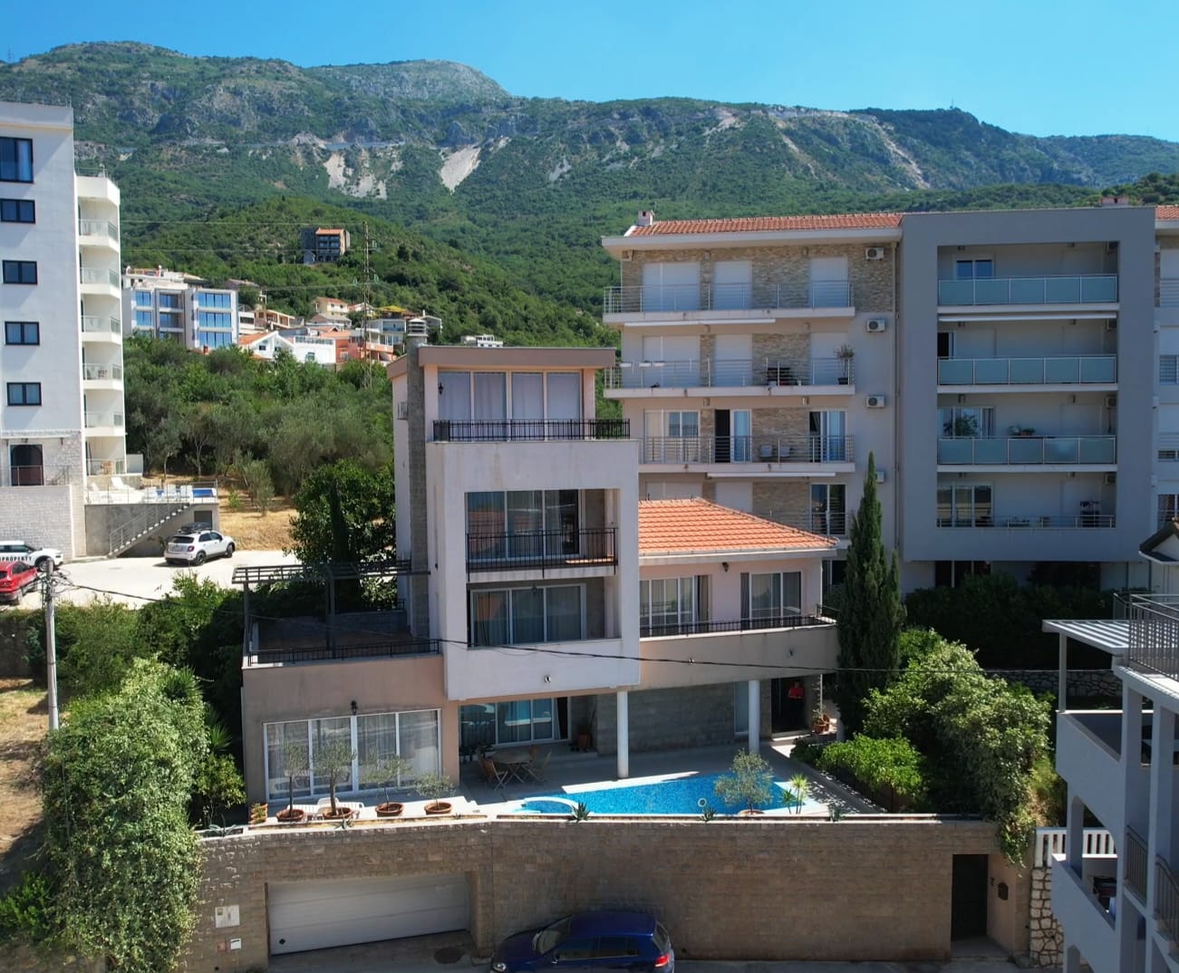 Wonderful Villa in Becici with Sea Views 2