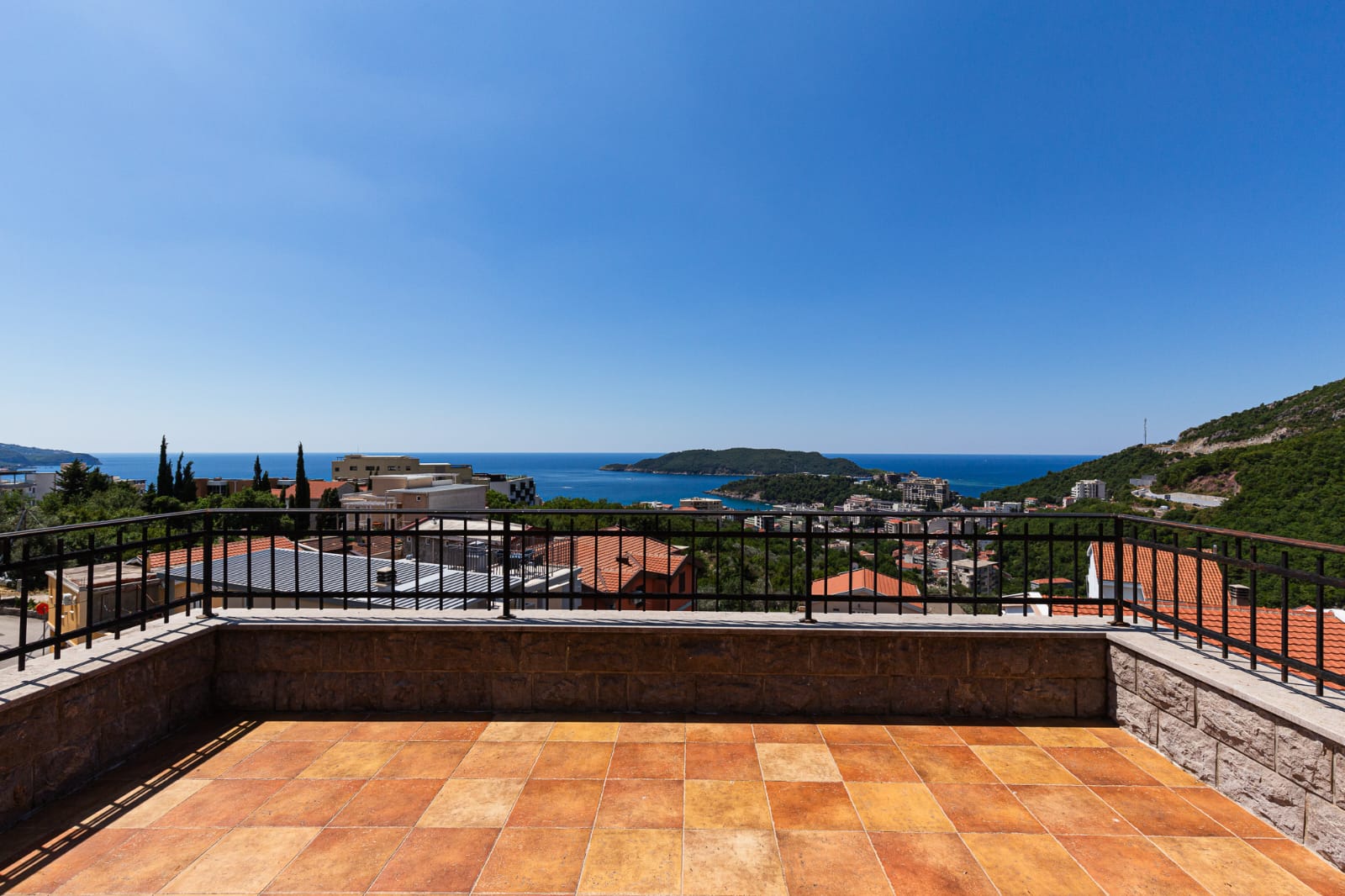 Wonderful Villa in Becici with Sea Views 3