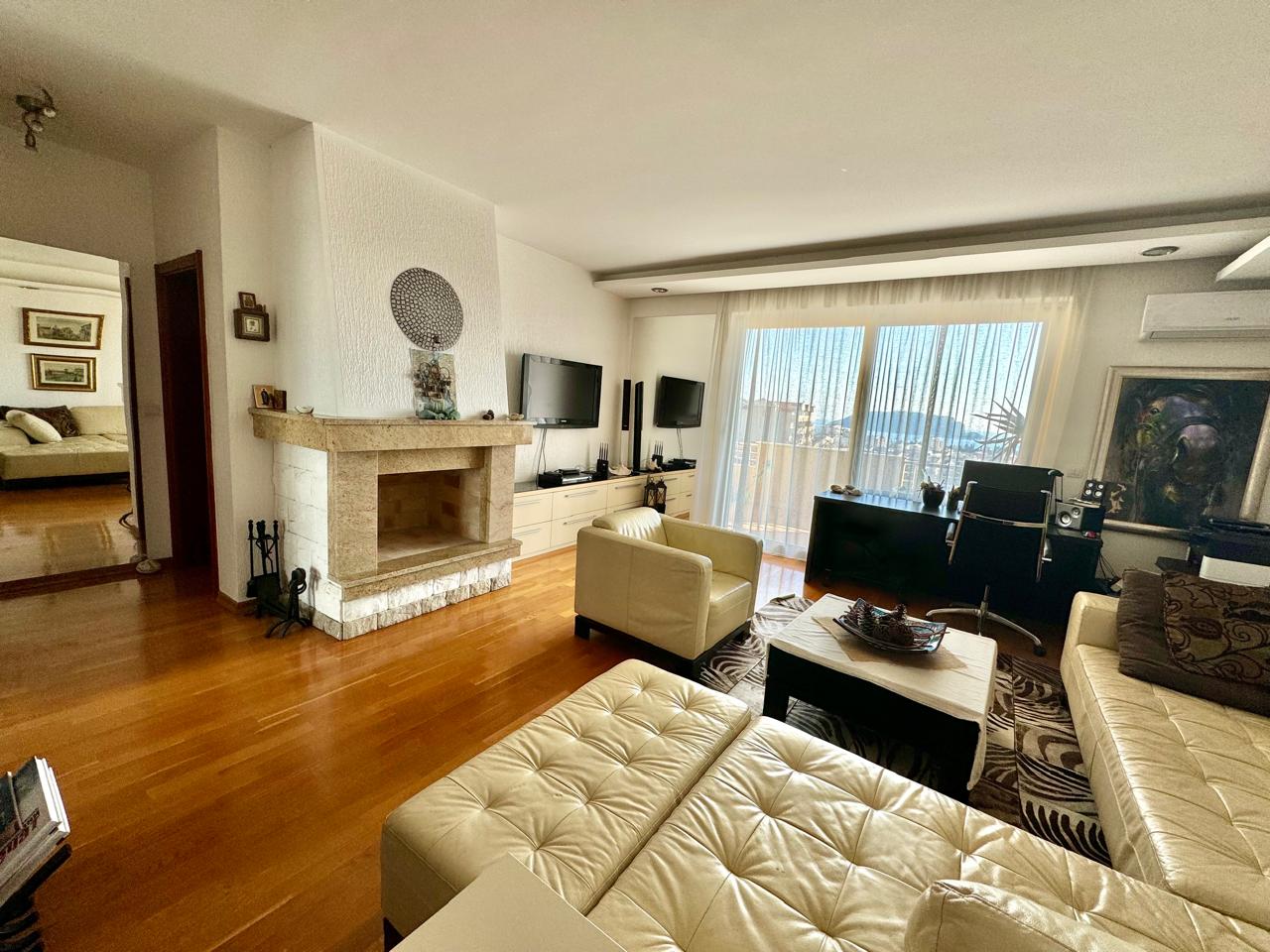 Large Cozy Apartment with Panoramic View in Lazii