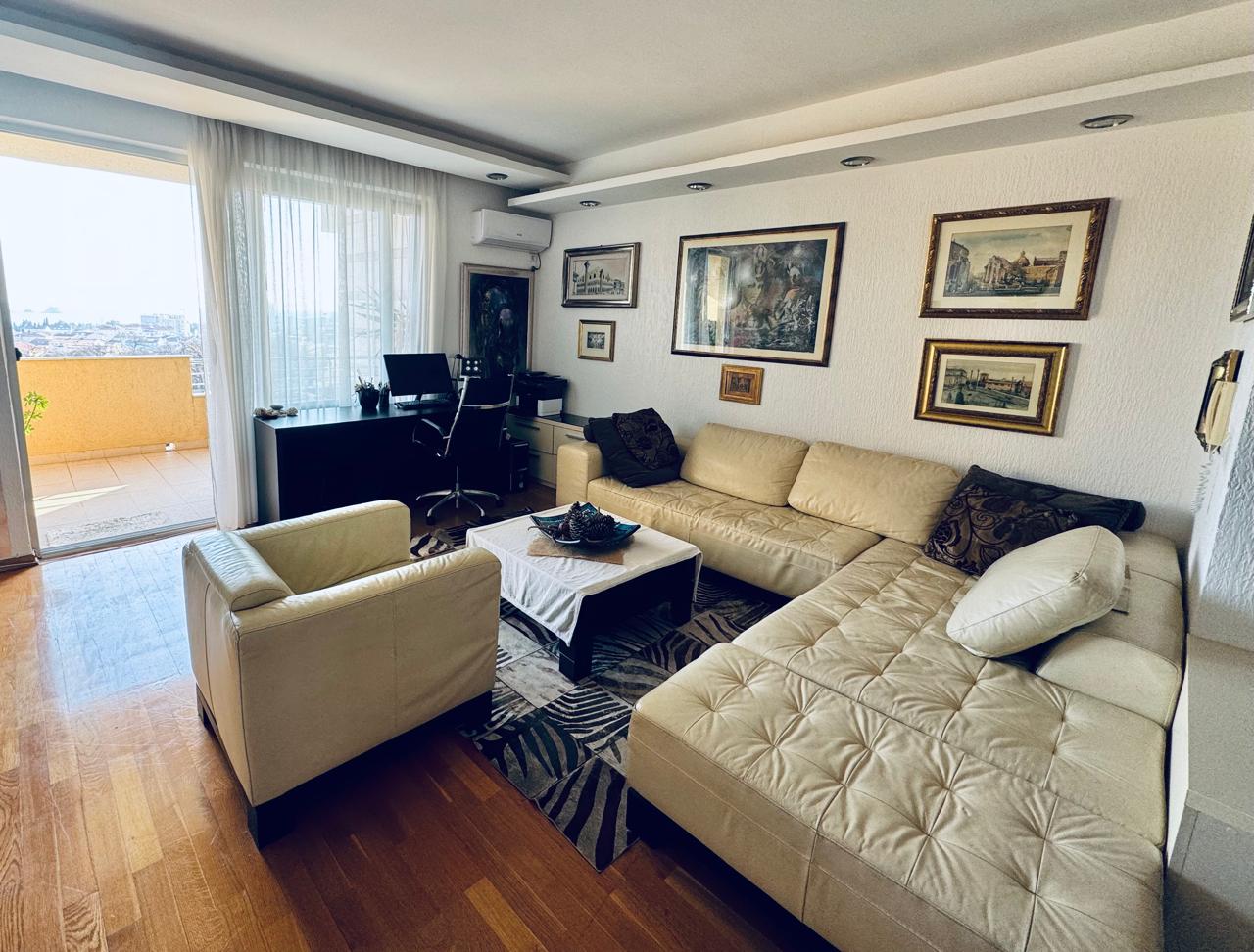 Large Cozy Apartment with Panoramic View in Lazii 2