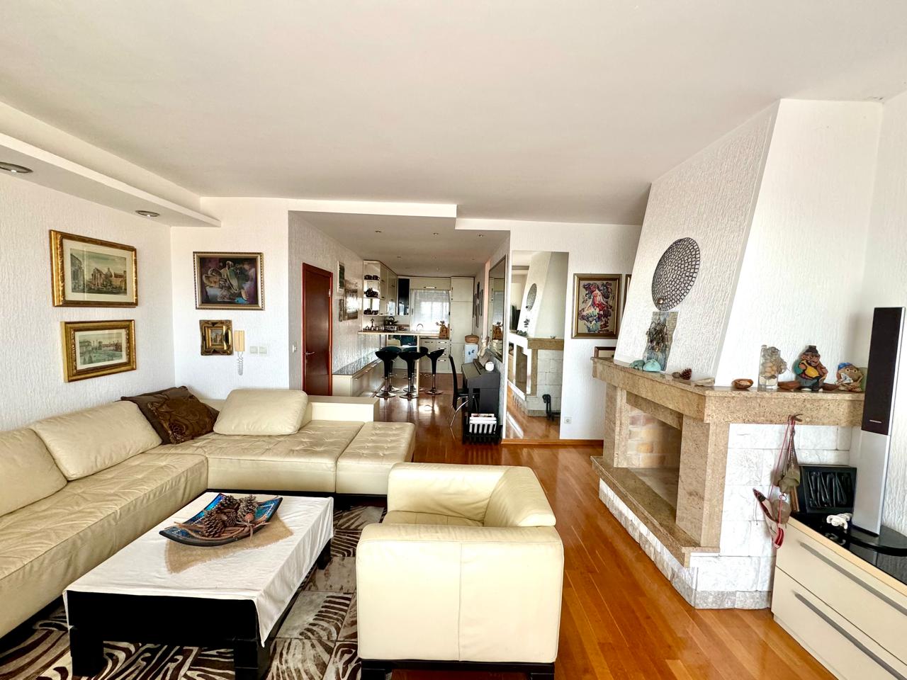Large Cozy Apartment with Panoramic View in Lazii 4