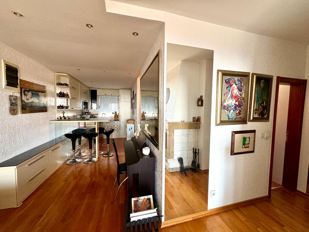 Large Cozy Apartment with Panoramic View in Lazii 5