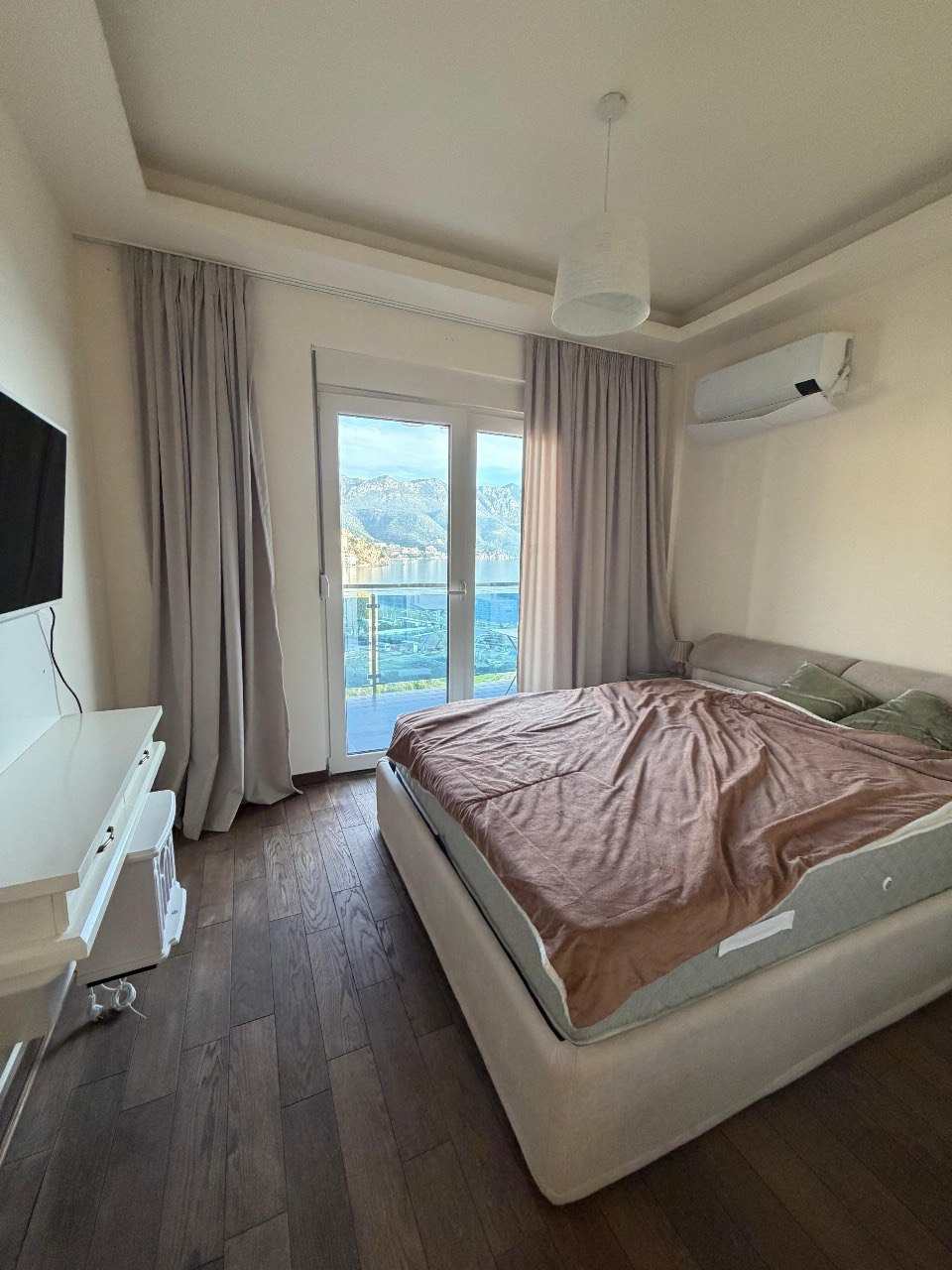 2 Bedroom Apartment with Sea Views in Cristal Building 8