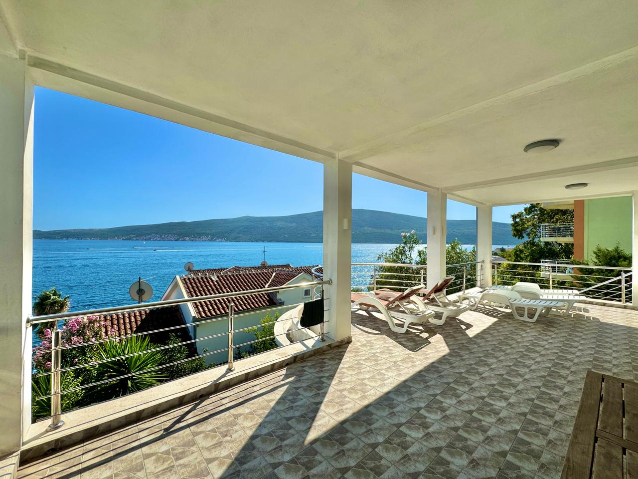 Wonderful Villa with Sea Views in Baošići 2