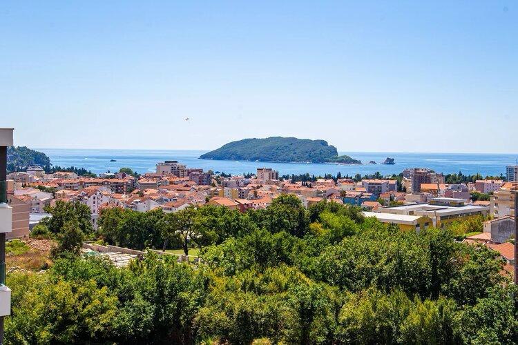 Two-Bedroom Apartment with Sea View in Podmaine District