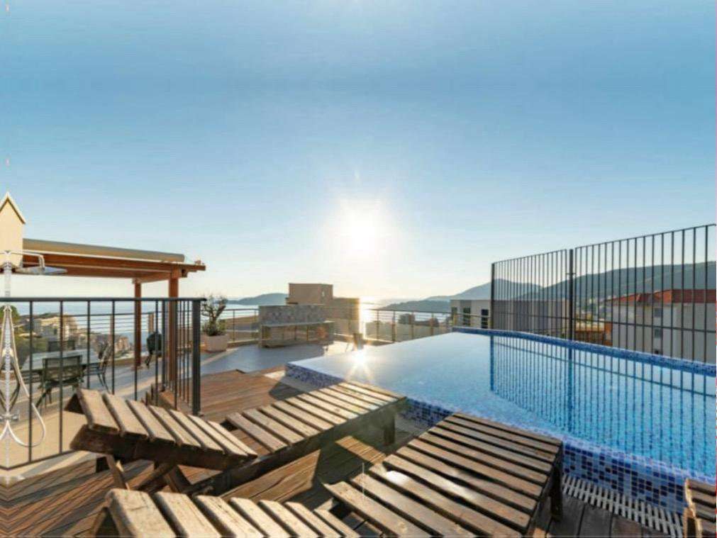 3-Bedroom Penthouse with Rooftop Pool and Stunning Sea Views 2