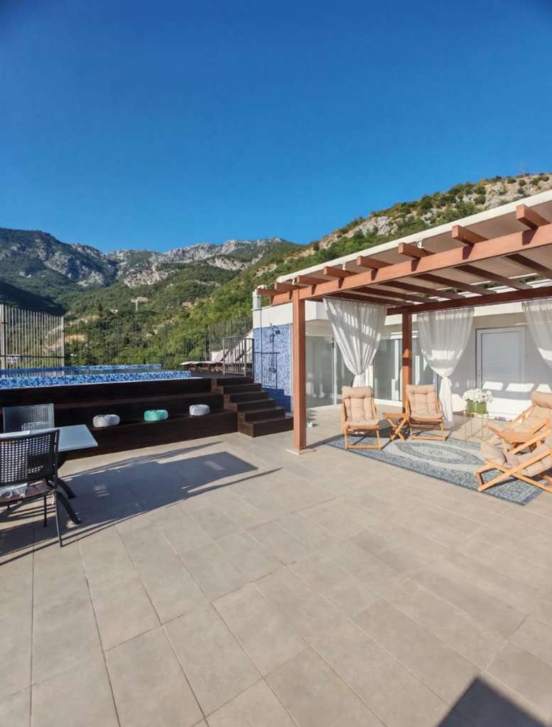 3-Bedroom Penthouse with Rooftop Pool and Stunning Sea Views 4