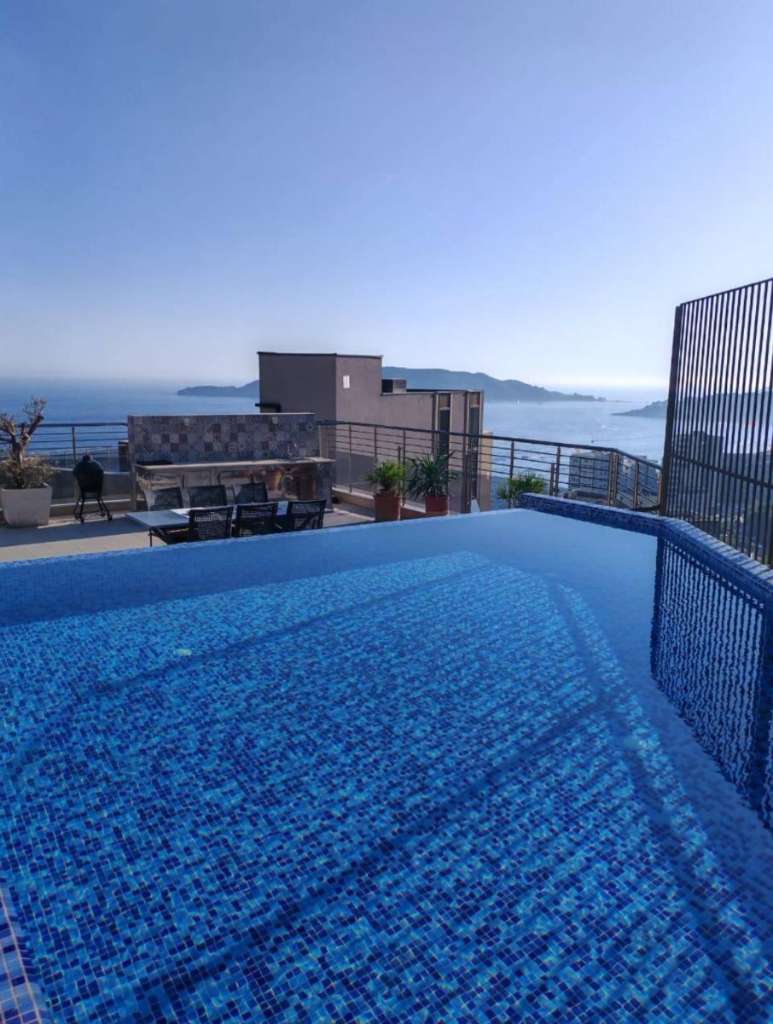 3-Bedroom Penthouse with Rooftop Pool and Stunning Sea Views 5