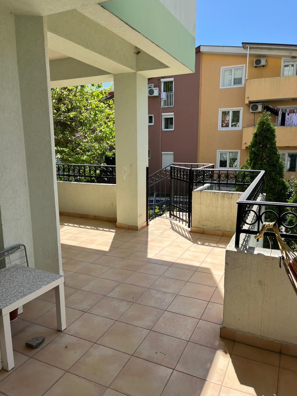 Cozy 2-bedroom apartment with a swimming pool 10