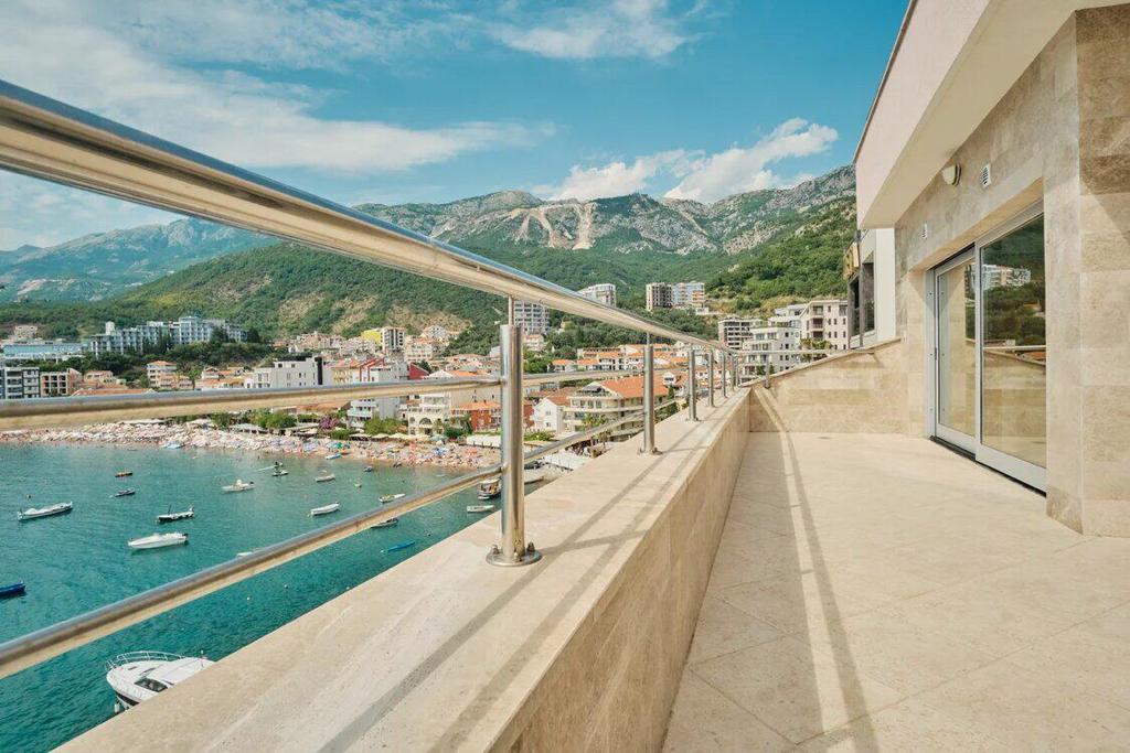 Three-storey Penthouse with Sea View