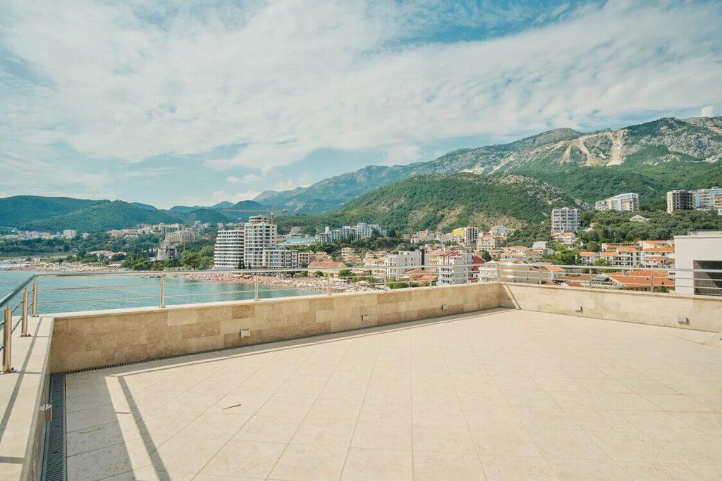 Three-storey Penthouse with Sea View 3