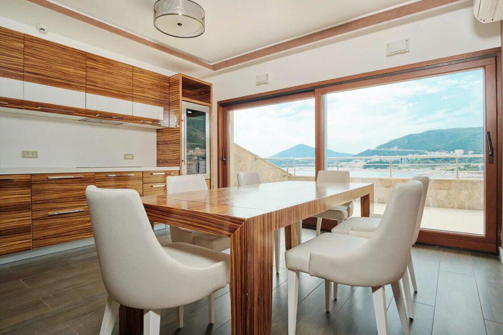 Three-storey Penthouse with Sea View 8