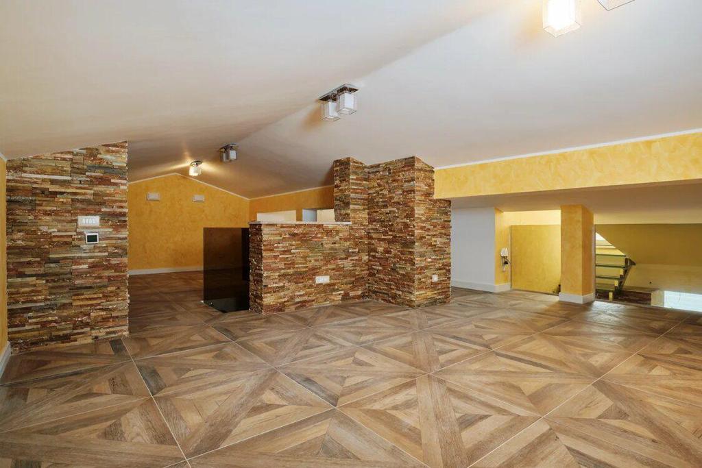 Three-storey Penthouse with Sea View 9