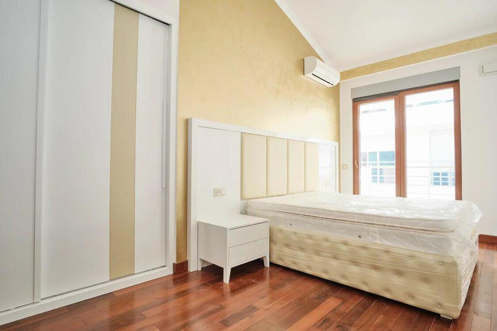 Three-storey Penthouse with Sea View 11