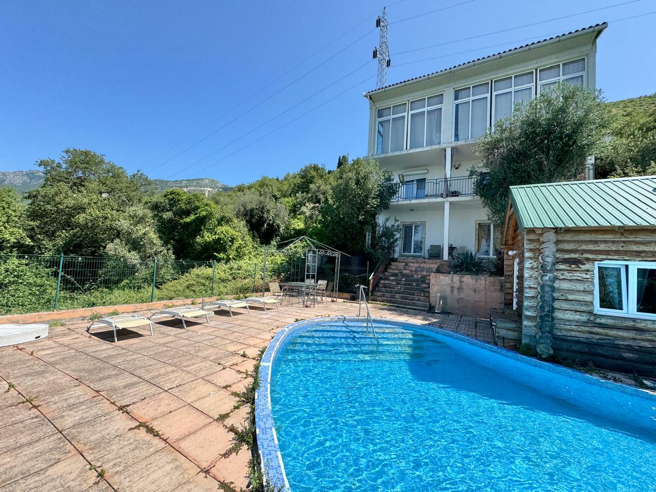 Villa with Pool and Panoramic View in Podbabac