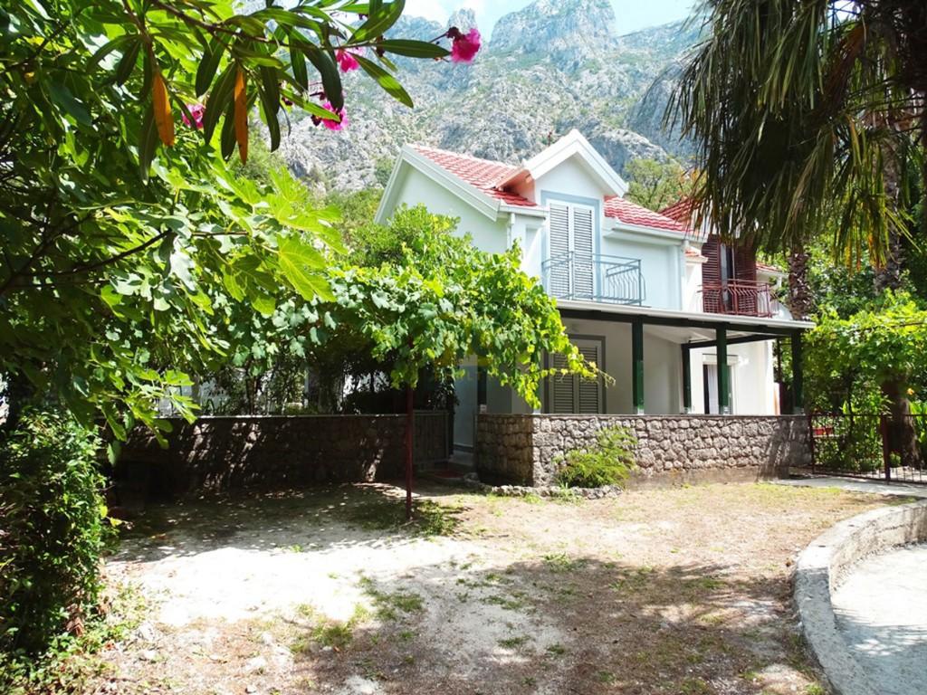 Cozy House in Orahovac with Stunning Views