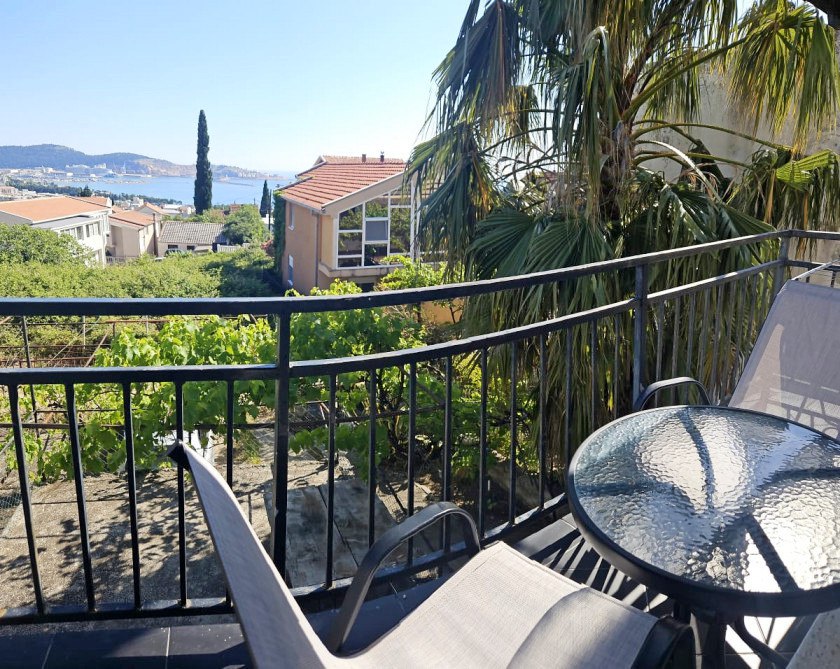 2-Bedroom Apartment with Sea View in Shushan, Bar 2