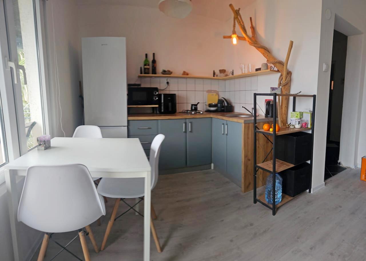 2-Bedroom Apartment with Sea View in Shushan, Bar 5