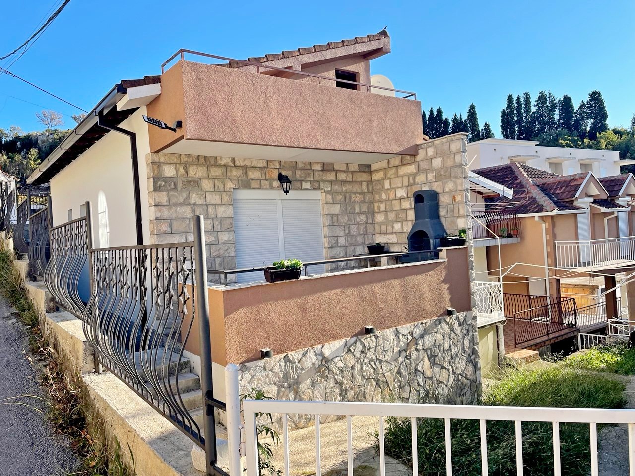Cozy House with Mountain View in Sutomore