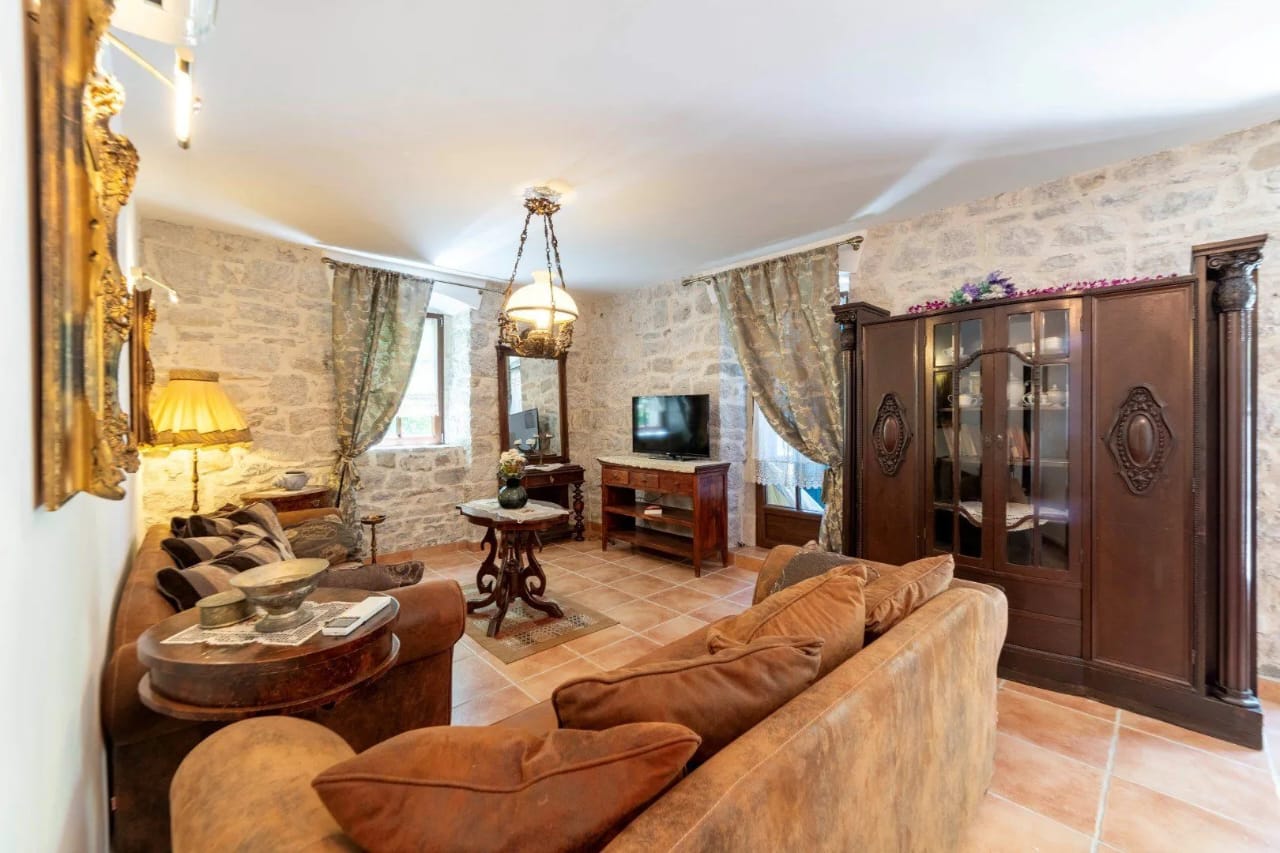3 Bedroom Furnished Apartment with Terrace 4