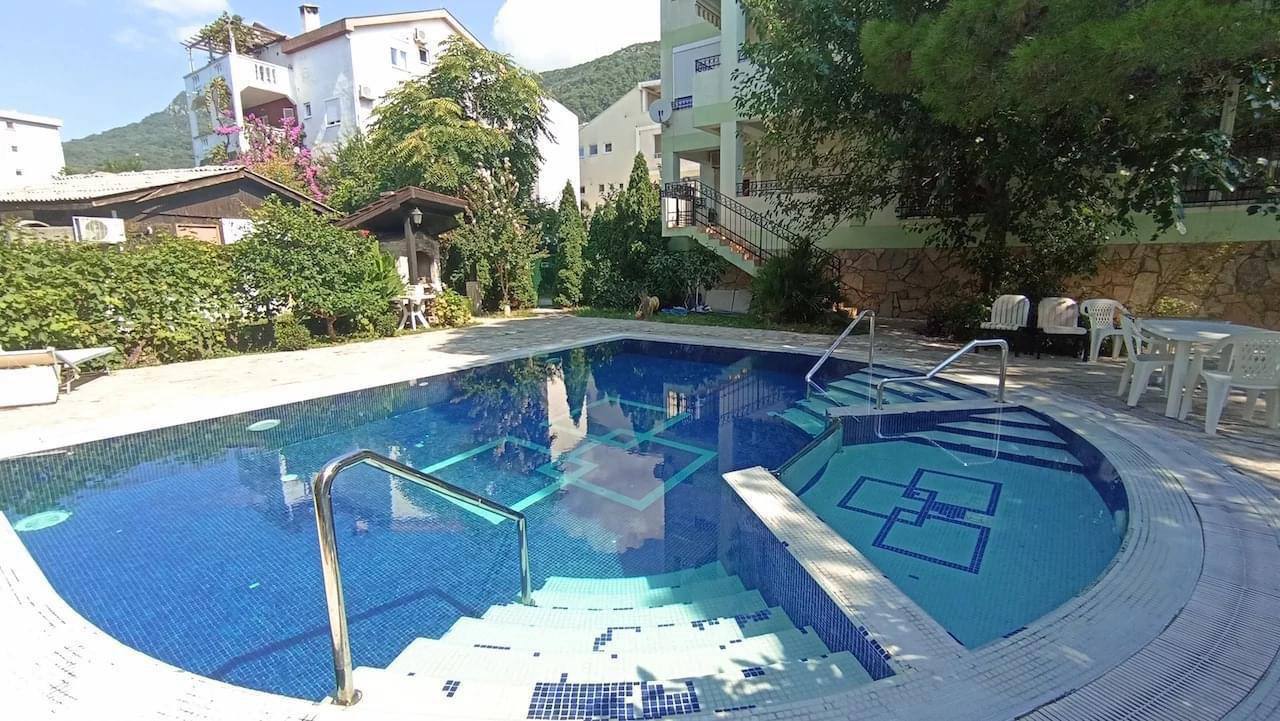 Apartment with Pool Access in Lazici, Budva
