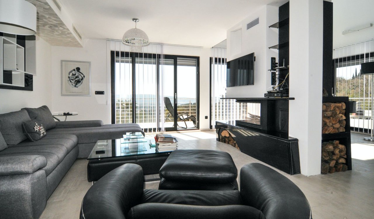 Villa with Panoramic Views and Pool in Tivat, Bogdasic