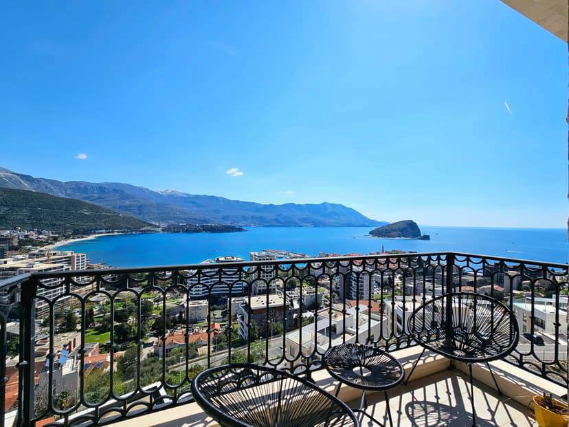 2 Bedroom Apartment with Sea View in Budva Center
