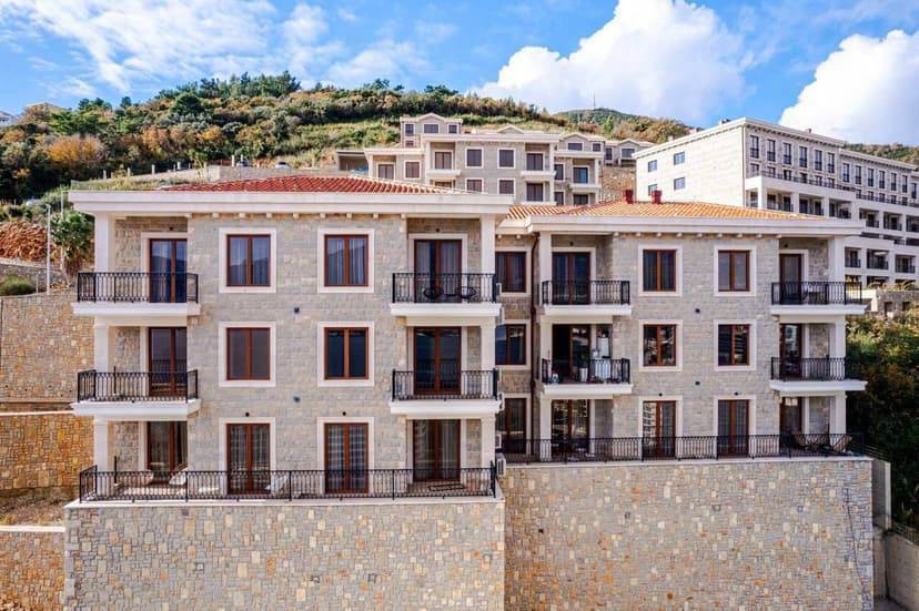 2 Bedroom Apartment with Sea View in Budva Center 10