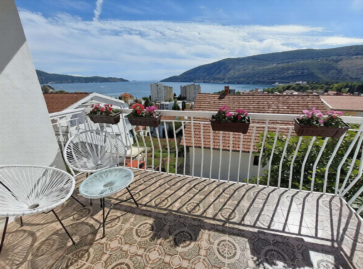 Bright Apartment with Sea View in Igalo
