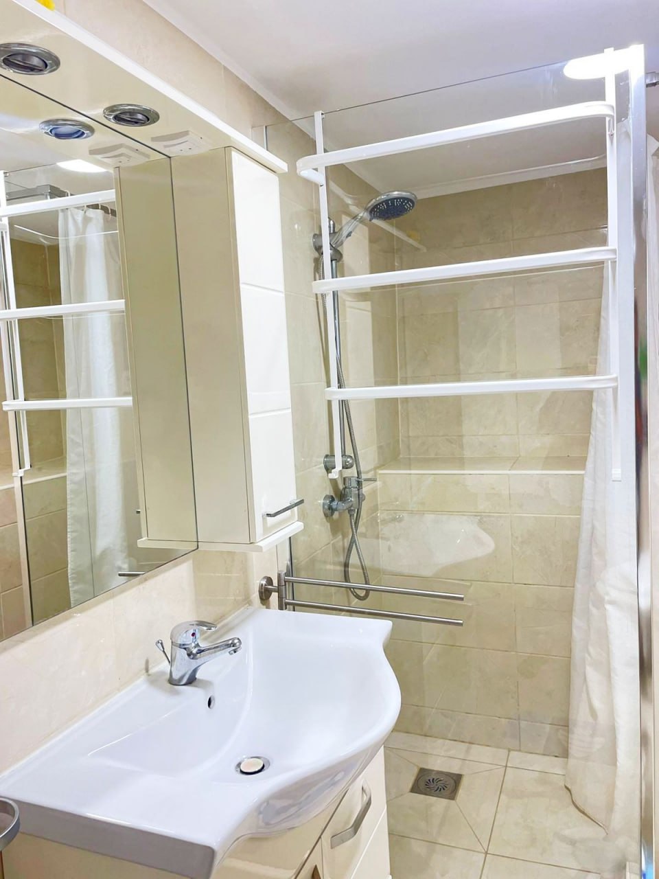Comfortable House with Sea and Mountain Views in Shushan, Bar 9