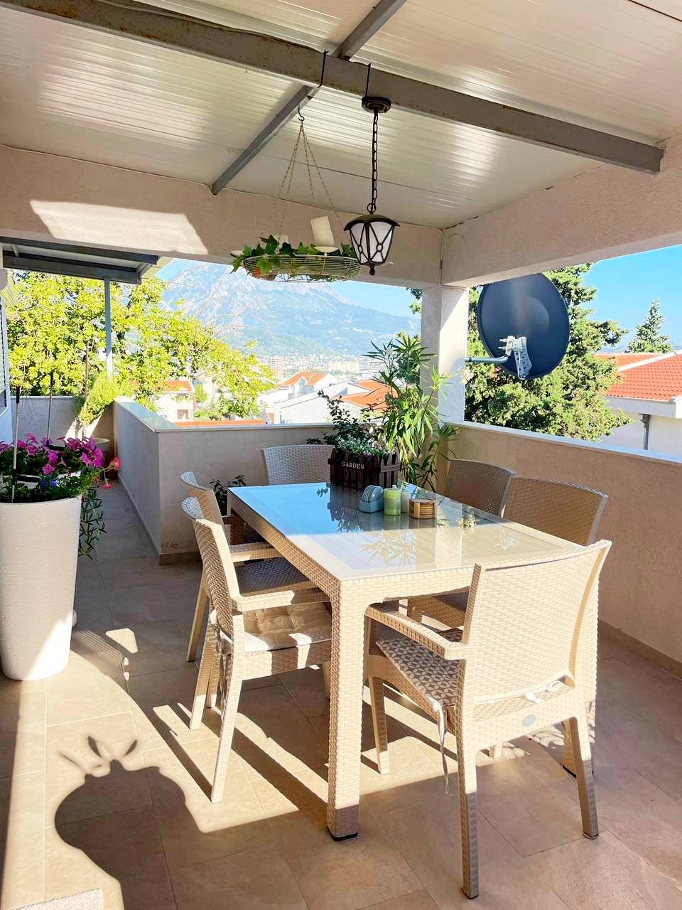Comfortable House with Sea and Mountain Views in Shushan, Bar 10