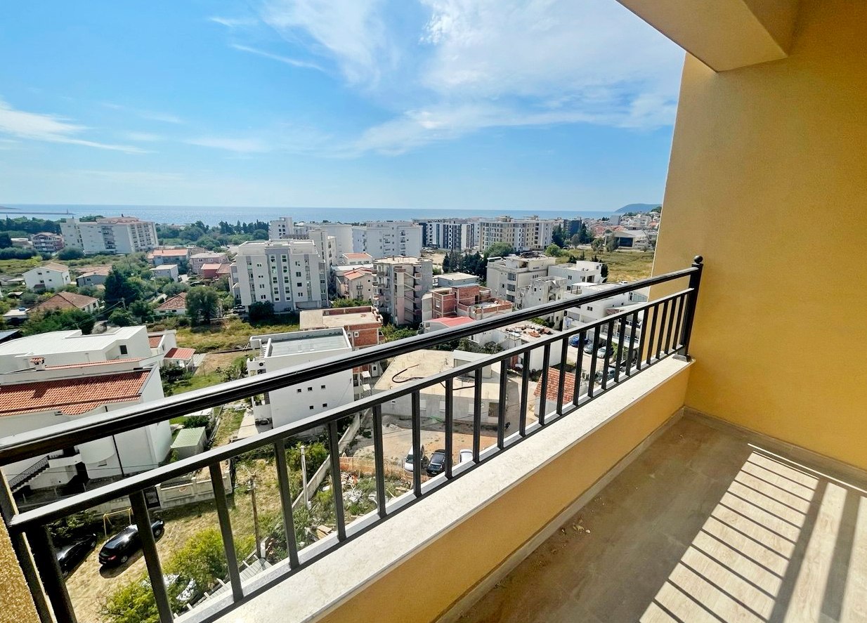 New Apartment with Sea View in Ilyino, Bar