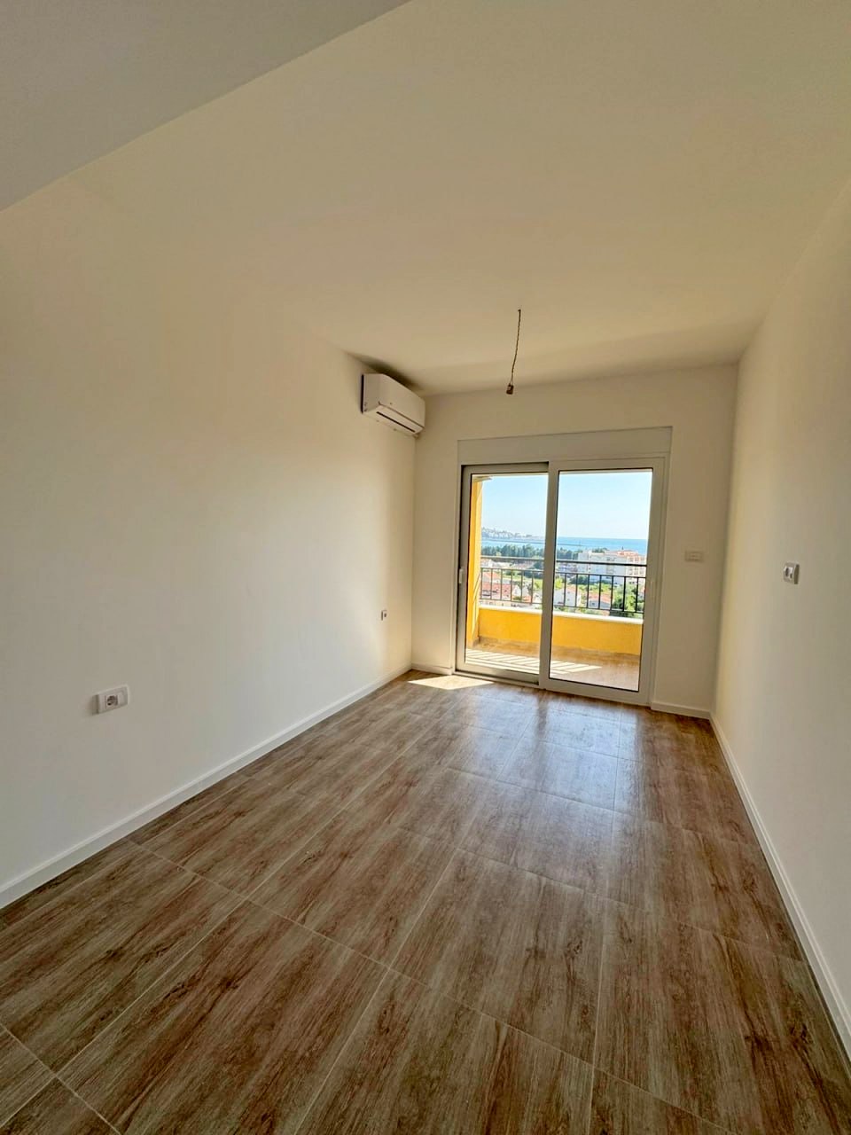 New Apartment with Sea View in Ilyino, Bar 4