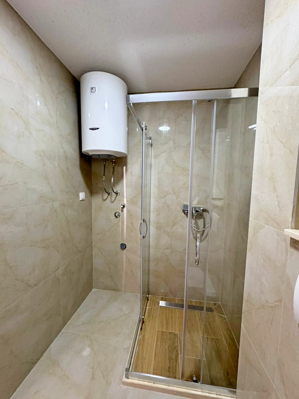 New Apartment with Sea View in Ilyino, Bar 9