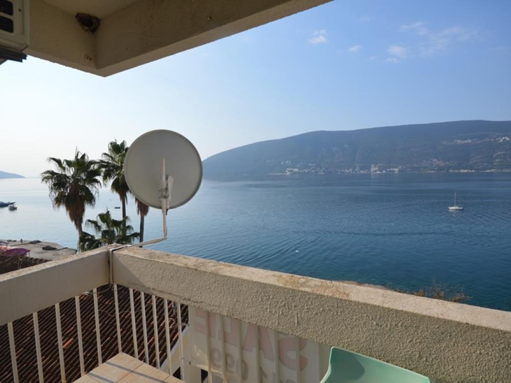 Two-bedroom apartment with sea view in Herceg Novi