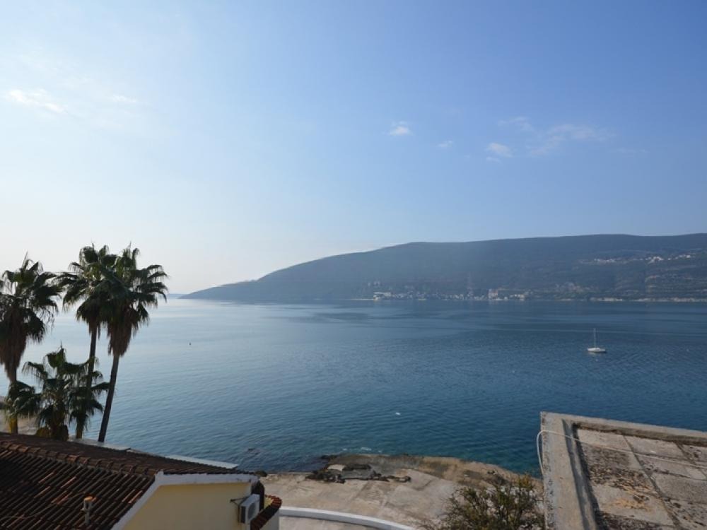 Two-bedroom apartment with sea view in Herceg Novi 2