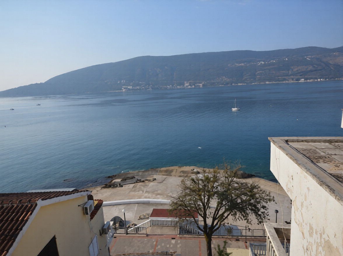 Two-bedroom apartment with sea view in Herceg Novi 7