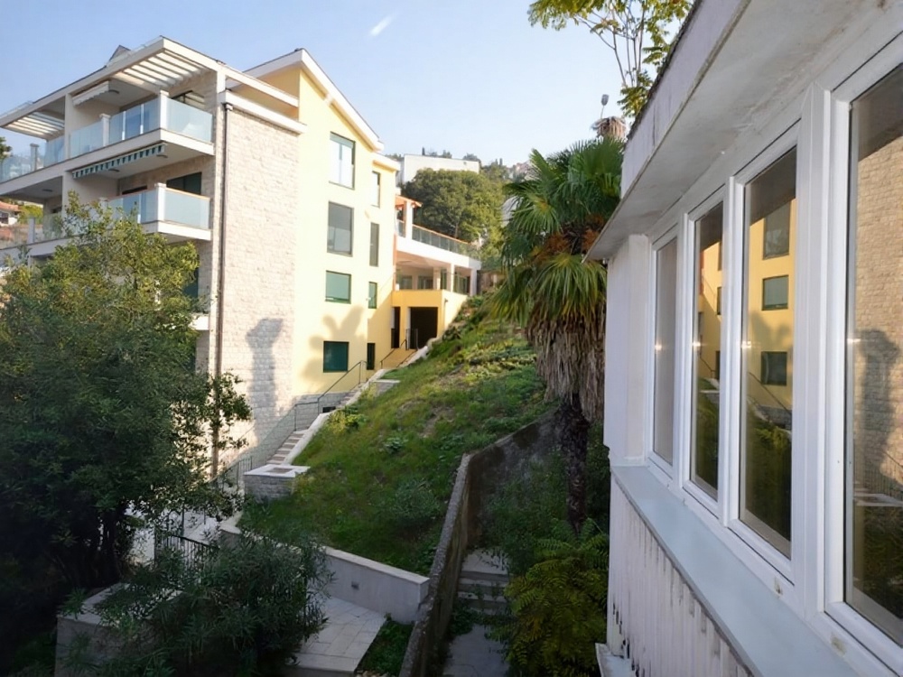 Two-bedroom apartment with sea view in Herceg Novi 11