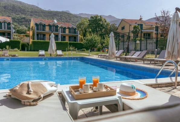 Three-story townhouse with 4 bedrooms in a gated complex, Lastva Grbalska, Kotor community