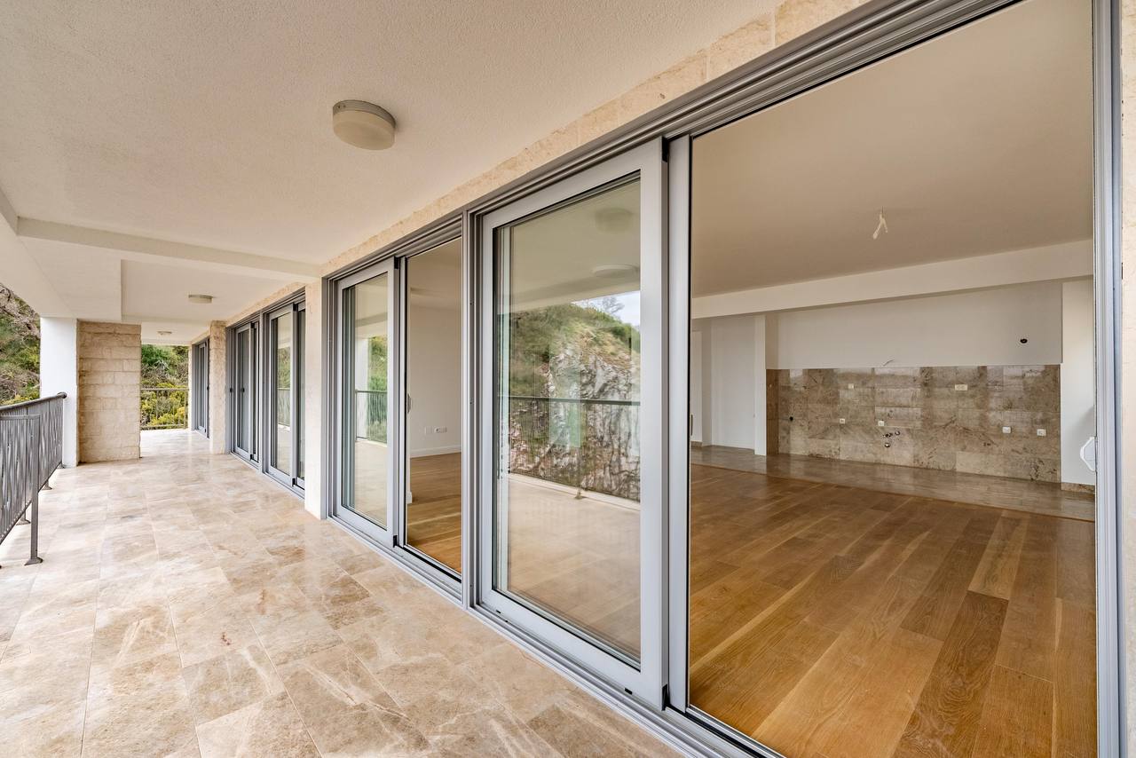 3 Bedroom Apartment with Panoramic Sea Views in Przno, Budva 6