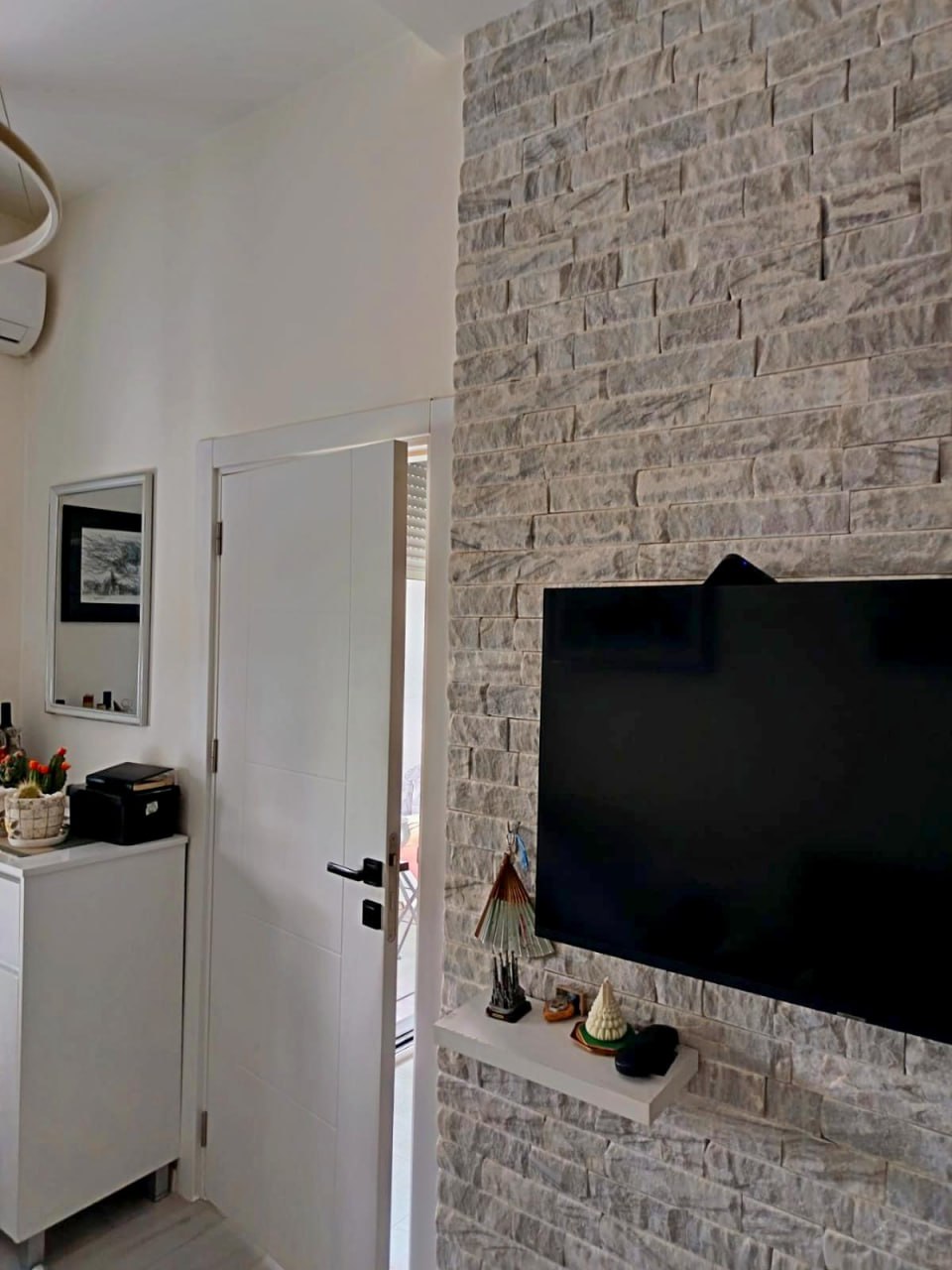 New Apartment with Sea View in Ilyino, Bar 5