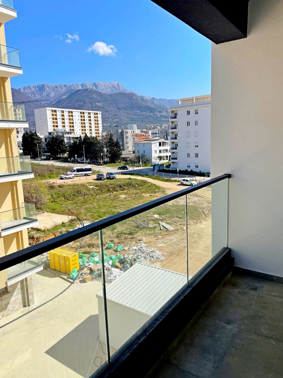 1-bedroom apartment with mountain view in Novi Bar 3