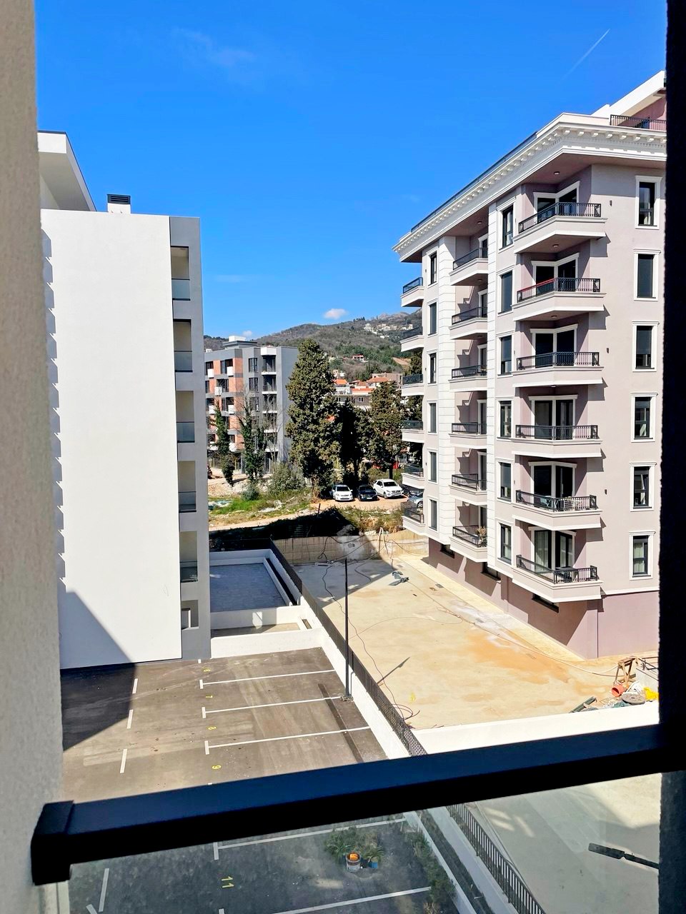 1-bedroom apartment with mountain view in Novi Bar 4