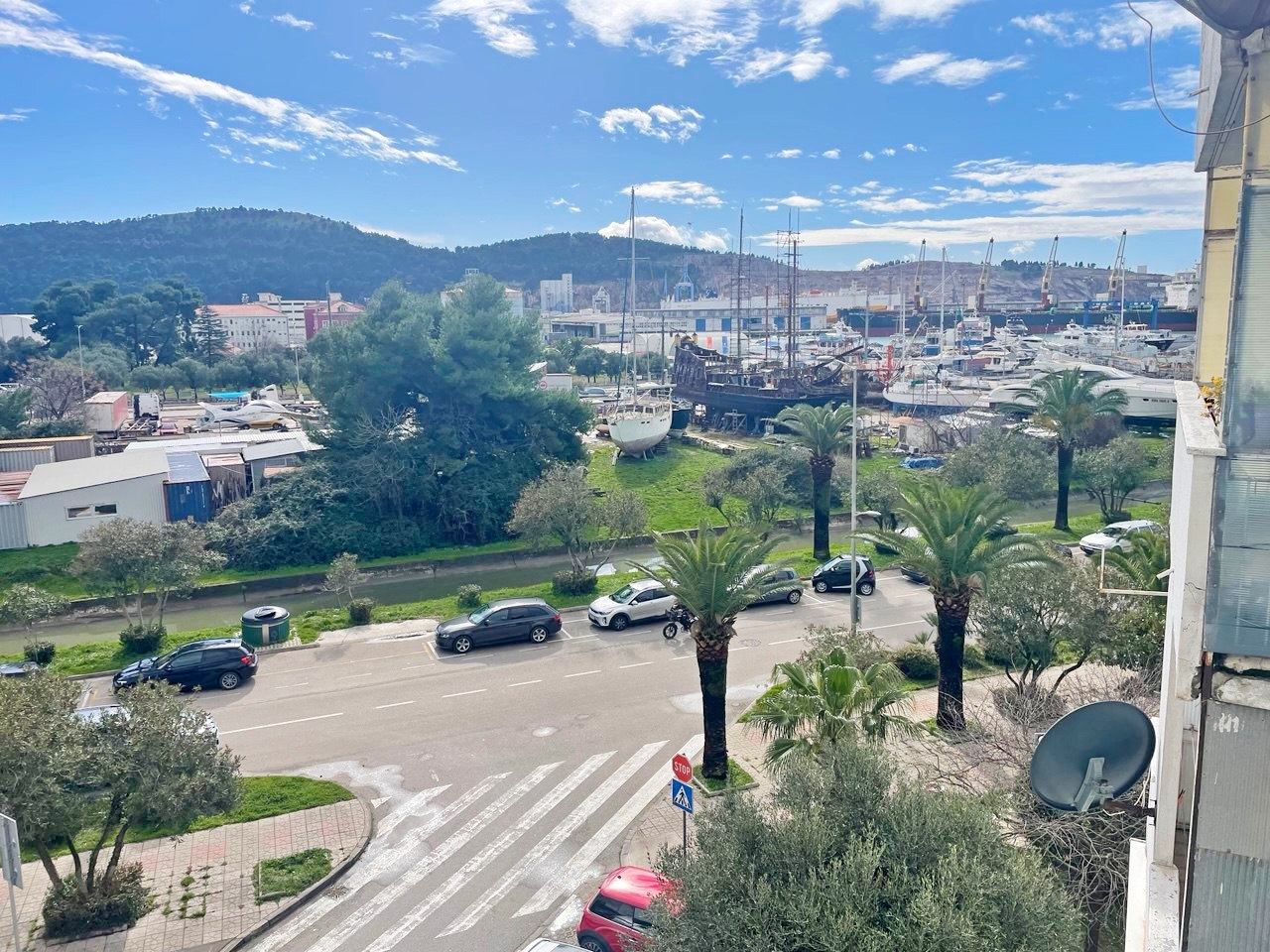 Centrally Located Apartment near the Sea 2