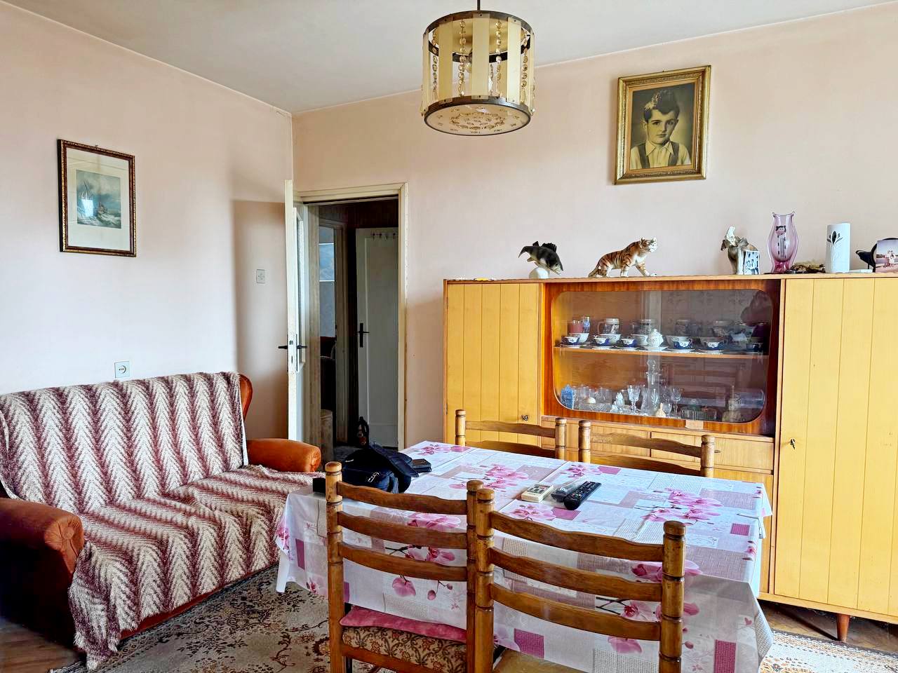 Centrally Located Apartment near the Sea 6