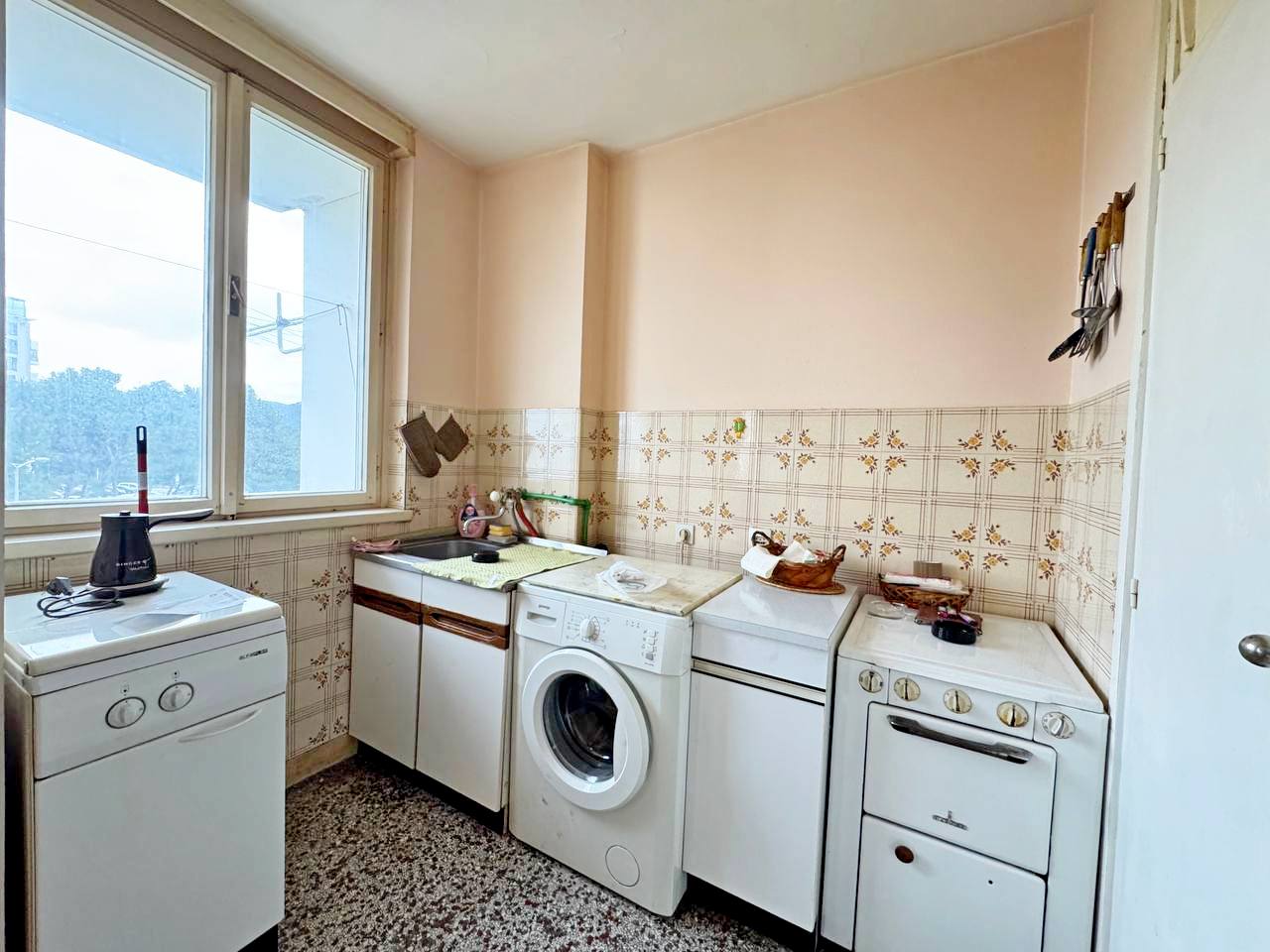 Centrally Located Apartment near the Sea 9