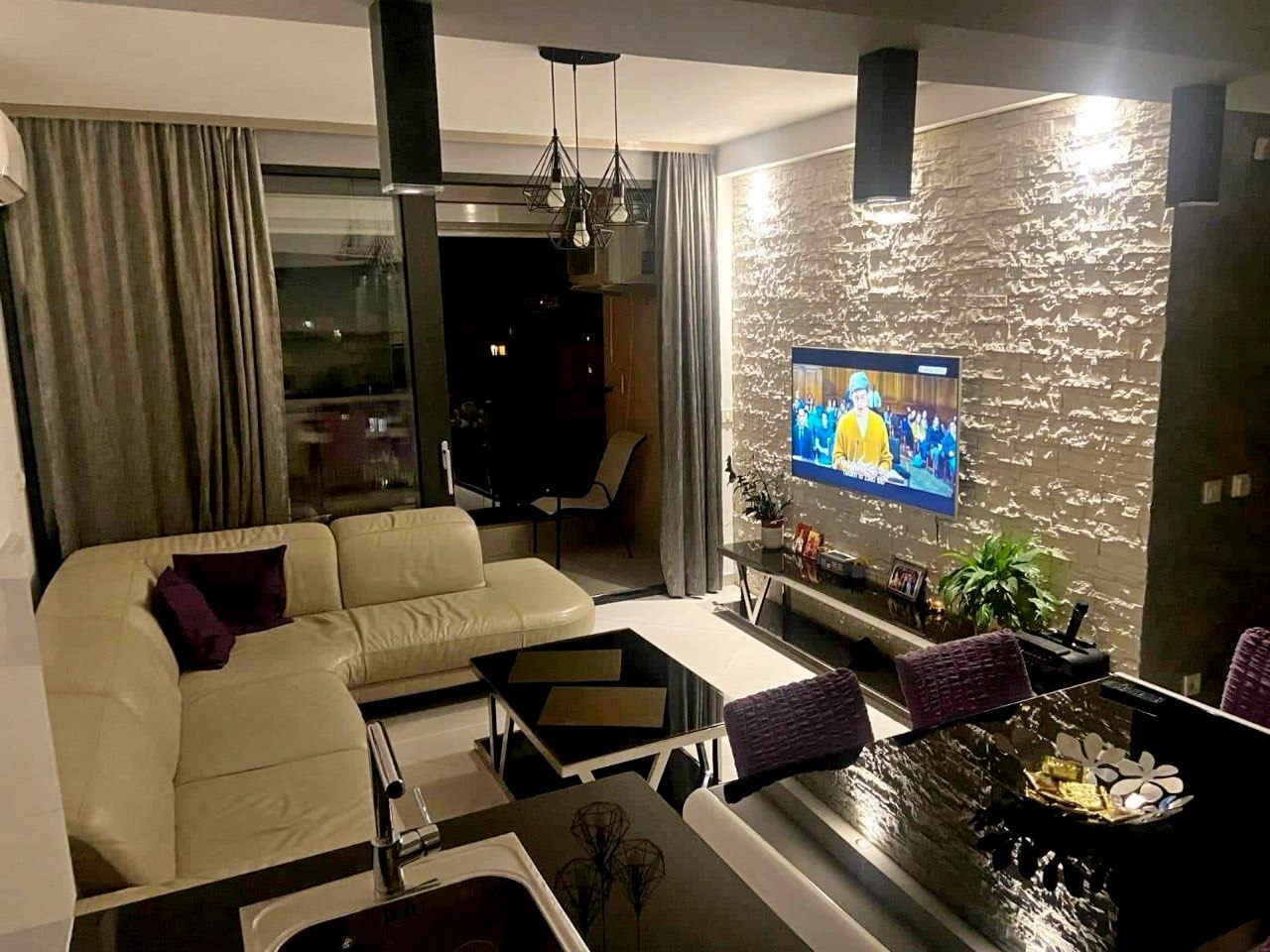 Luxury 2-Bedroom Apartment with Sea View in Bar Center 2