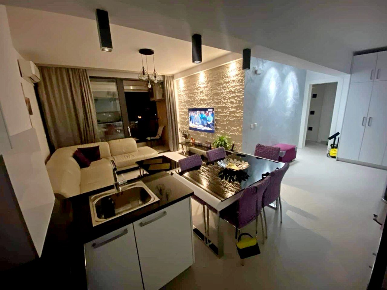 Luxury 2-Bedroom Apartment with Sea View in Bar Center 7