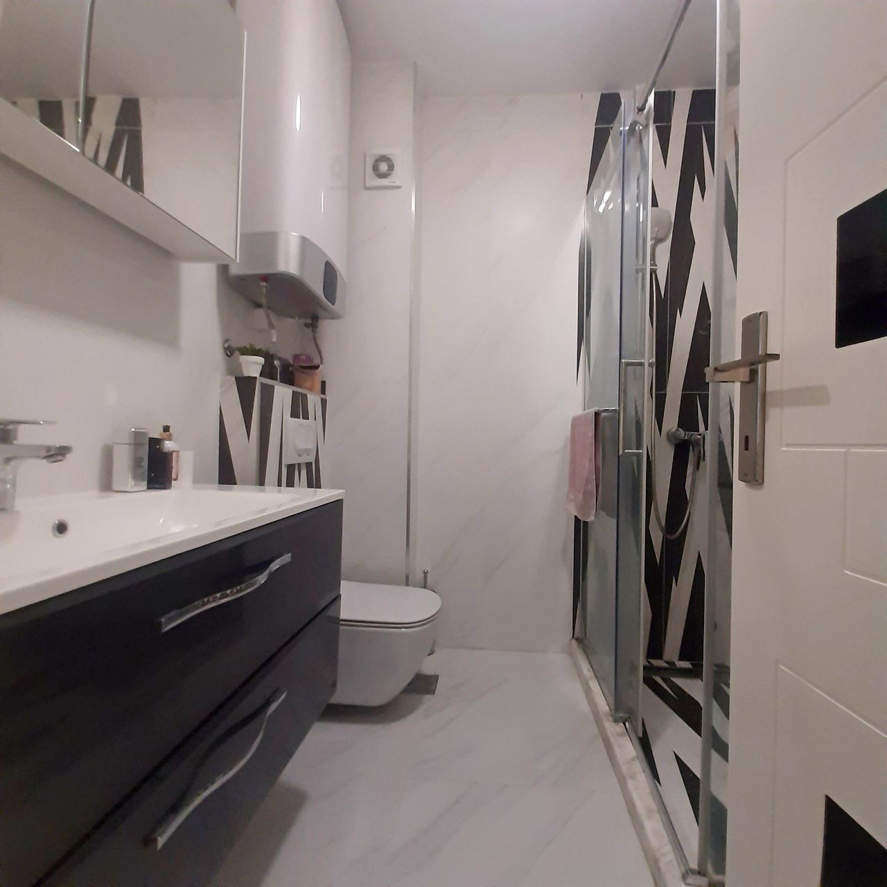 Luxury 2-Bedroom Apartment with Sea View in Bar Center 8