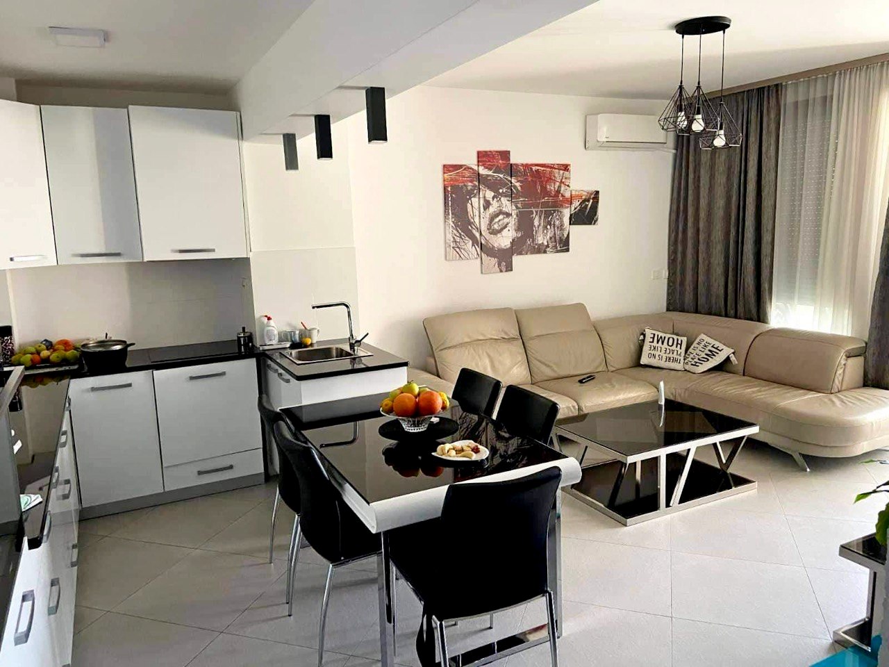 Luxury 2-Bedroom Apartment with Sea View in Bar Center 10